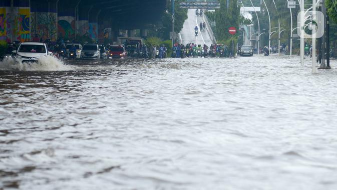 Suasana banjir yang merendam Jalan Ahmad Yani, Jakarta, Sabtu (8/2/2020). Hujan yang mengguyur Jakarta sejak semalam membuat sejumlah ruas jalan terendam banjir. (merdeka.com/Imam Buhori)