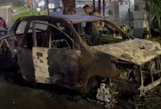 Api yang berkobar langsung melalap habis mobil yang ditumpangi pasangan suami istri saat melintasi Jalan Prof Dr Hamka, Ngaliyan, Kota Semarang. (Liputan6.com/Felek Wahyu)