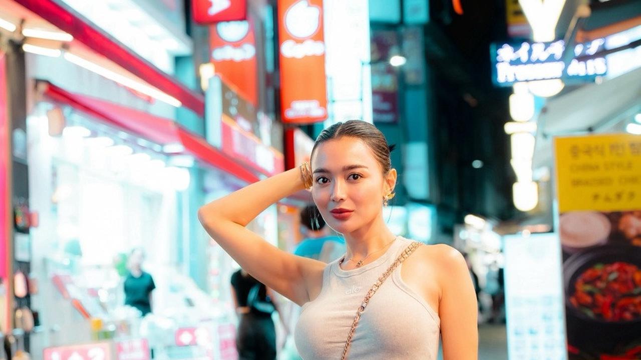 Tampil Dengan Crop Top dan Denim Hot Pants