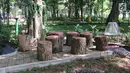 Bangku dari batang pohon ini bisa dijadikan sebagai tempat beristirahat di taman sisi barat Monas, Jakarta Pusat, Rabu (28/3). Taman ini memungkinkan pengunjung untuk bersosialisasi atau beraktivitas berbalut nuansa alam. (Liputan6.com/Arya Manggala)