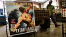 Pengunjung melewati poster Perang Dunia II yang diadaptasi untuk perjuangan melawan COVID-19 di Museum of American Armor di Plainview, New York, 15 Agustus 2020. Pameran poster Perang Dunia II yang kini diadaptasi itu untuk mengingatkan pengunjung agar waspada terhadap COVID-19. (Xinhua/Wang Ying)