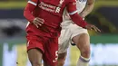 Pemain Liverpool Georginio Wijnaldum (kiri) menggiring bola meninggalkan pemain Leeds United Kalvin Phillips pada pertandingan Liga Inggris di Stadion Elland Road, Leeds, Inggris, Senin (19/4/2021). Pertandingan berakhir dengan skor 1-1. (Clive Brunskill/Pool via AP)