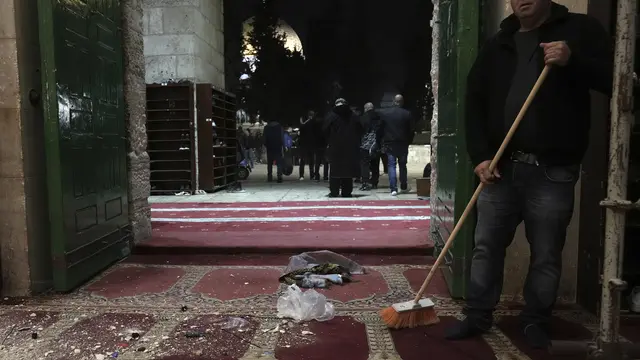 Bersih-Bersih Masjid Al-Aqsa Usai Diserang Polisi Israel