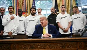 Presiden AS, Donald Trump, berbicara kepada pers di Ruang Oval Gedung Putih saat anggota klub sepak bola Italia, Juventus, dan pelatih Igor Tudor (ketiga dari kanan) berkunjung ke Washington, DC, pada 18 Juni 2025. (Brendan SMIALOWSKI/AFP)