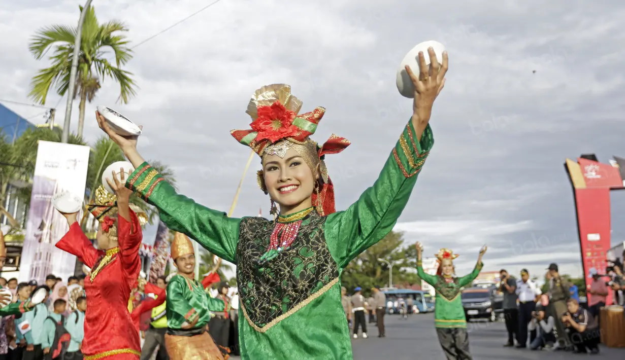 Penari beraksi membawakan Tari Piring khas Minangkabau sebelum start Tour de Singkarak 2016 di Sijunjung, Sumatera Barat, (12/8/2016). (Bola.com/Nicklas Hanoatubun)