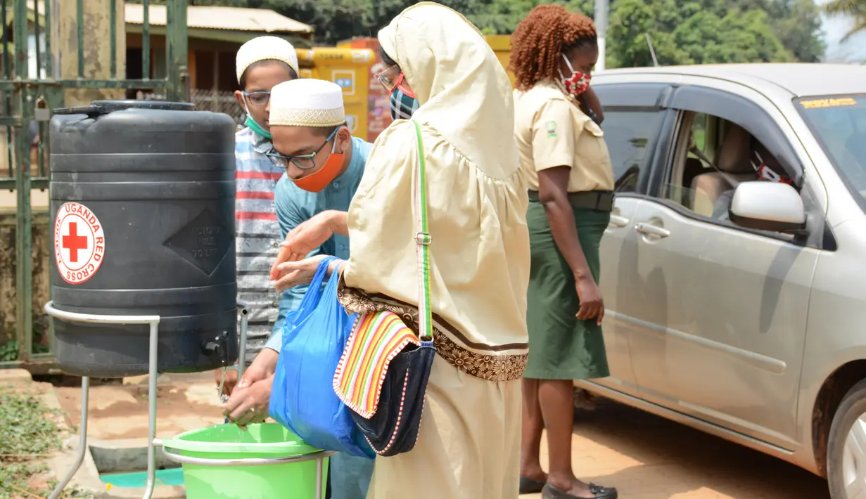 Pengunjung mencuci tangan di pintu masuk Pusat Pendidikan Konservasi Margasatwa Uganda (UWEC) di Entebbe, 9 Agustus 2020. Uganda pada Sabtu (8/8) membuka kembali UWEC untuk wisatawan saat negara di Afrika Timur itu melonggarkan kebijakan lockdown COVID-19. (Xinhua/Nicholas Kajoba)