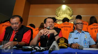 Direktur Penyidikan dan Penindakan Ditjen Imigrasi Yurod Saleh (tengah) memberikan keterangan pers di kawasan Kalideres, Jakarta, Rabu (16/12). Ditjen Imigrasi mendeportasi 50 WNA karena telah melakukan kejahatan cyber crime. (Liputan6.com/Faisal R Syam)