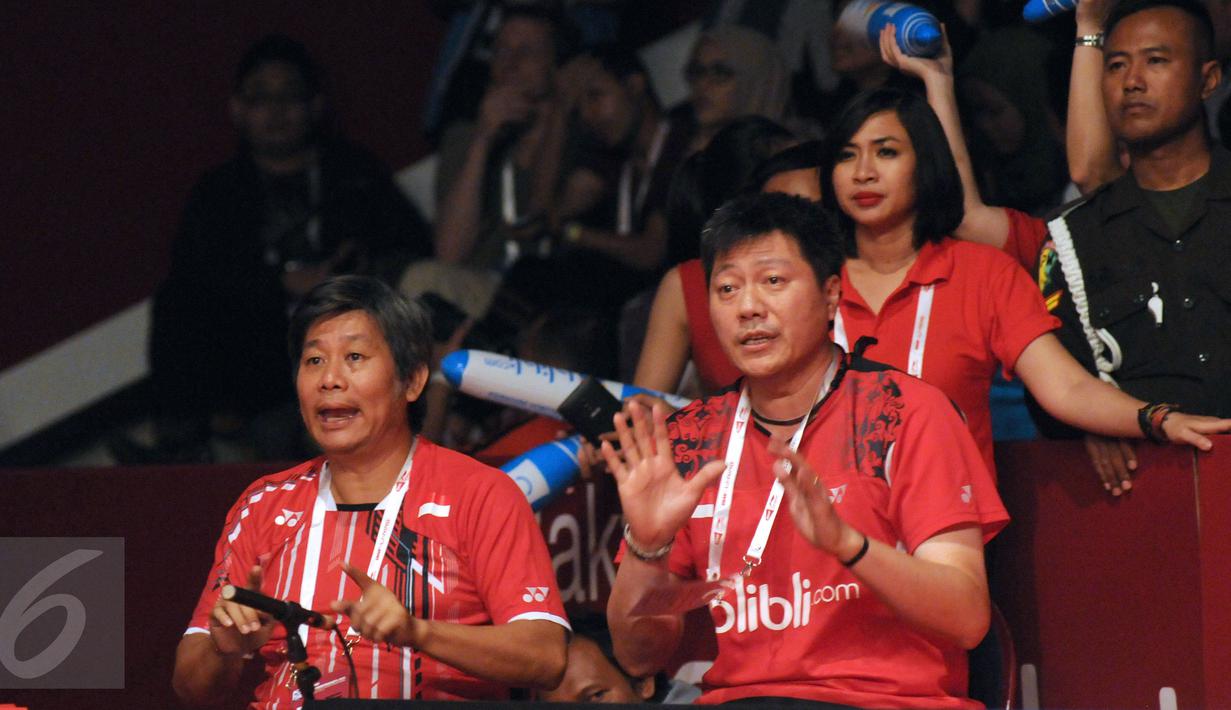 Pelatih ganda putra Indonesia,HerryIman Piergardi (kiri) memberi arahan pada Hendra/Ahsan saat laga melawan Liu Xiaolong/QiuZihan (Tiongkok) di final Total BWF World Championships 2015, Jakarta, Minggu (16/8/2015). (Liputan6.com/Helmi Fithriansyah)