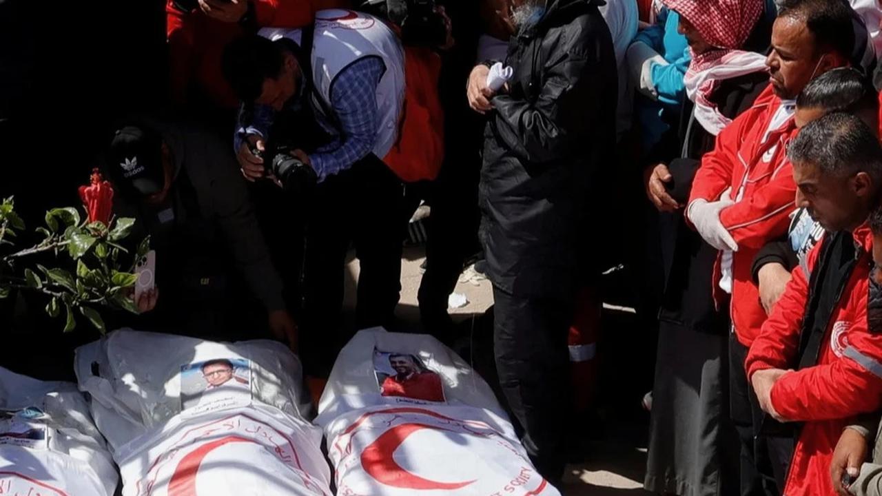 Israel Bunuh 15 Tenaga Medis Satu Demi Satu dengan Masing-masing 20 Luka Tembak, Lalu Dikubur Secara Massal dengan Tangan Terborgol