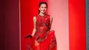 Look memukau Beby Tsabina di Vidio Slate 2024 di-styling oleh @wanda_haraa.  Beby tampak begitu menawan mengenakan sleeveless dress warna merah merona dengan detail lace dan payet yang unik. [@bebytsabina]