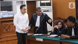 Terdakwa Ricky Rizal berbincang dengan kuasa hukumnya saat menjalani  sidang tuntutan kasus pembunuhan berencana terhadap Brigadir Nofriansyah Yosua Hutabarat atau Brigadir J di Pengadilan  Negeri Jakarta Selatan, Senin (16/1/2023). Majelis Hakim menilai Ricky Rizal terbukti secara sah dan meyakinkan telah melakukan pembunuhan berencana terhadap Brigadir Yosua. (Liputan6.com/Herman Zakharia)
