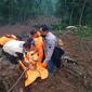 Tim SAR Gabungan menemukan satu korban longsor di Desa Kalijering, Kecamatan Padureso, Kebumen, Rabu (10/2/2021). (Foto: Liputan6.com/Basarnas)