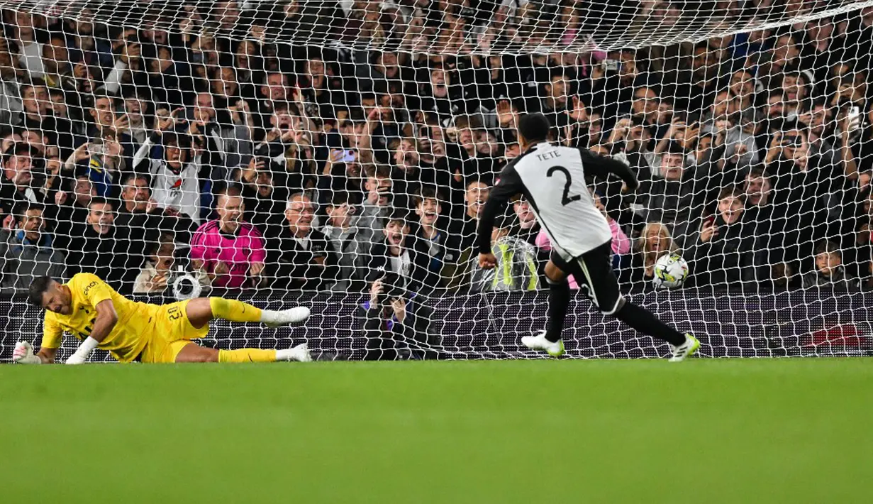 Papan skor tidak berubah hingga pertandingan usai dan dilanjutkan ke babak adu penalti yang dimenangi Fulham dengan skor 5-3. Kelima penendang Fulham berhasil mencetak gol, yakni Andreas Pereira, Raul Jimenez, Harry Wilson, Joao Palhinha, dan Kenny Tete. (Glyn KIRK/AFP)