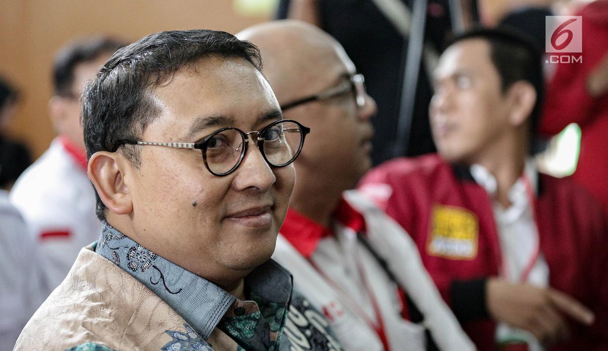 Senyum Wakil Ketua DPR Fadli Zon saat menghadiri sidang kedua musisi Ahmad Dhani di PN Jakarta Selatan, Senin (23/4). Ahmad Dhani menjalani sidang kasus ujaran kebencian. (Liputan6.com/Faizal Fanani)
