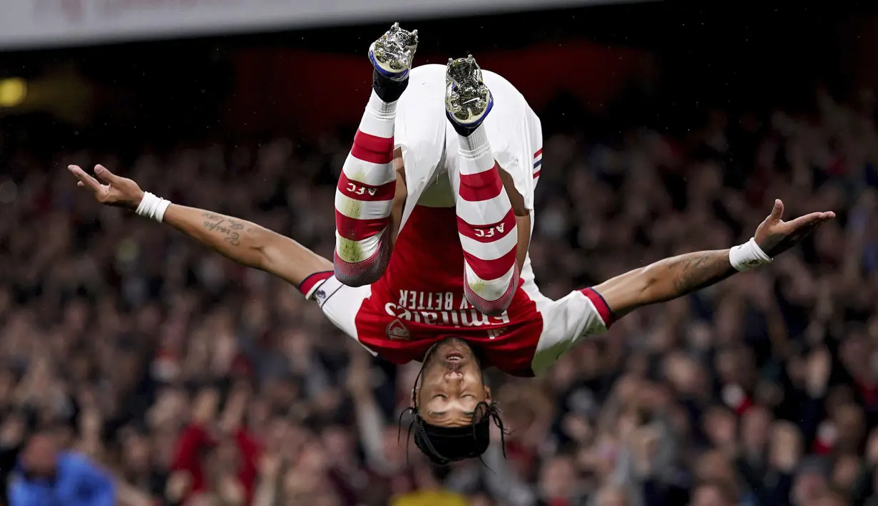 Arsenal unggul 1-0 lebih dahulu saat laga berjalan 8 menit. Pierre-Emerick Aubameyang berhasil memanfaatkan bola buangan yang tak sempurna kiper Crystal Palace, Vicente Guaita hasil tendangan Nicolas Pepe. (PA via AP/Adam Davy)