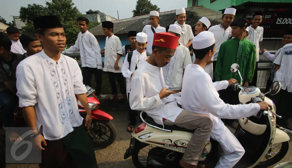Massa gabungan dari beberapa Ormas berunjuk rasa di depan Masjid Jemaah Ahmadiyah di Depok, Jawa Barat, Jumat (24/2). Meskipun bangunannya telah disegel, massa tetap menuntut agar aliran Ahmadiyah dibubarkan. (Liputan6.com/Immanuel Antonius)