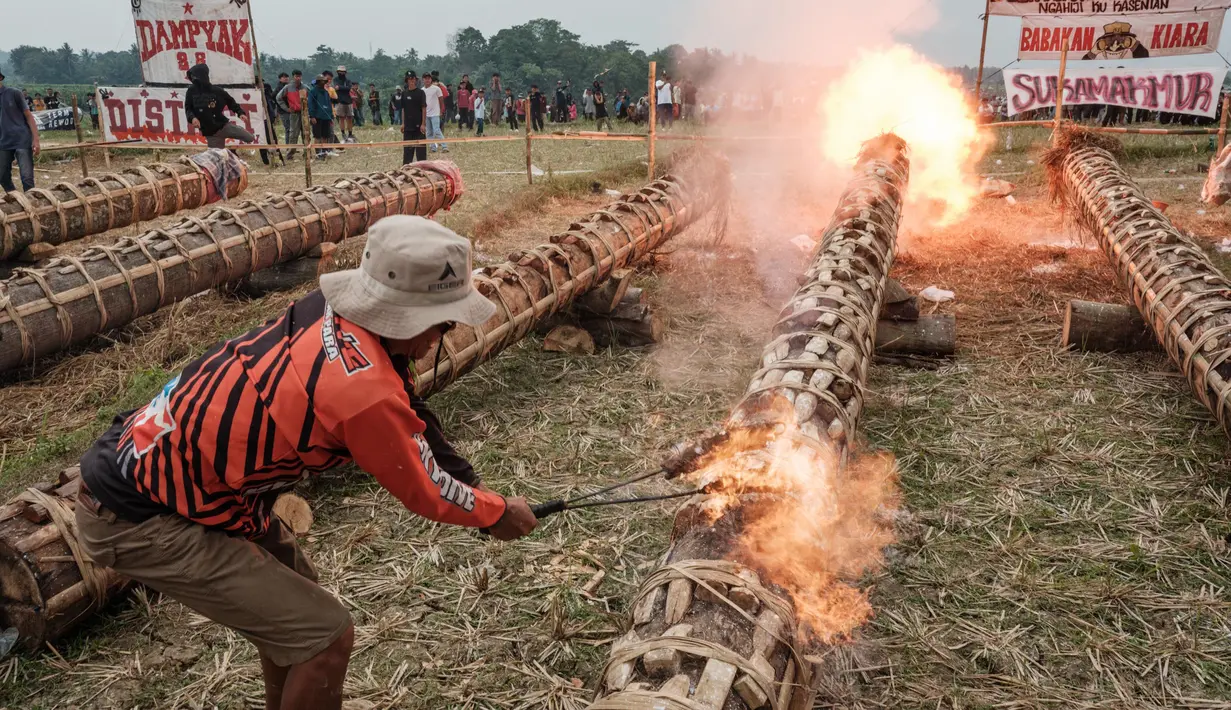 Festival ini tidak hanya sebagai sarana hiburan rakyat, tetapi juga menjadi ajang silaturahmi antarwarga. (Yasuyoshi CHIBA/AFP)