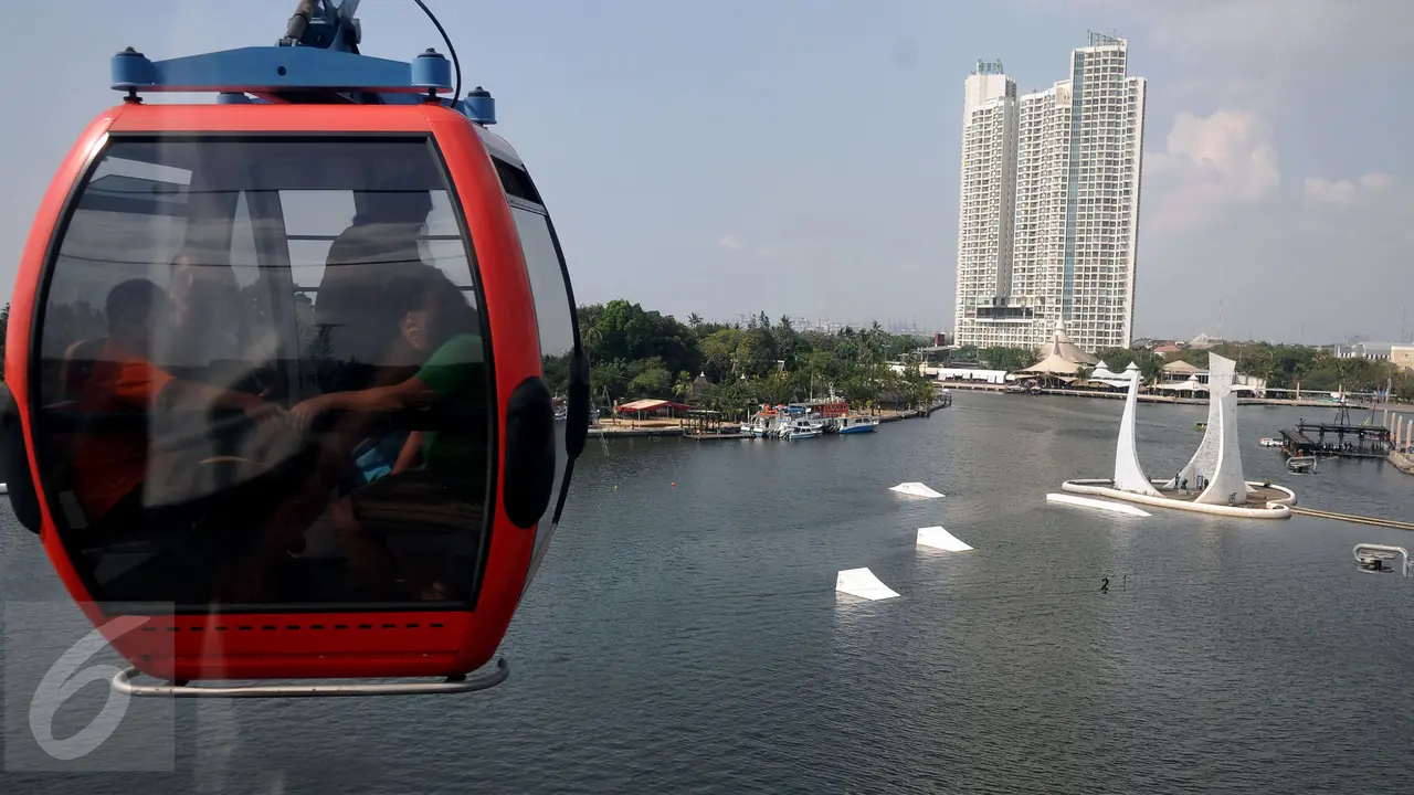 20150718-Ribuan Pengunjung Padati Kawasan Pantai Ancol-Jakarta