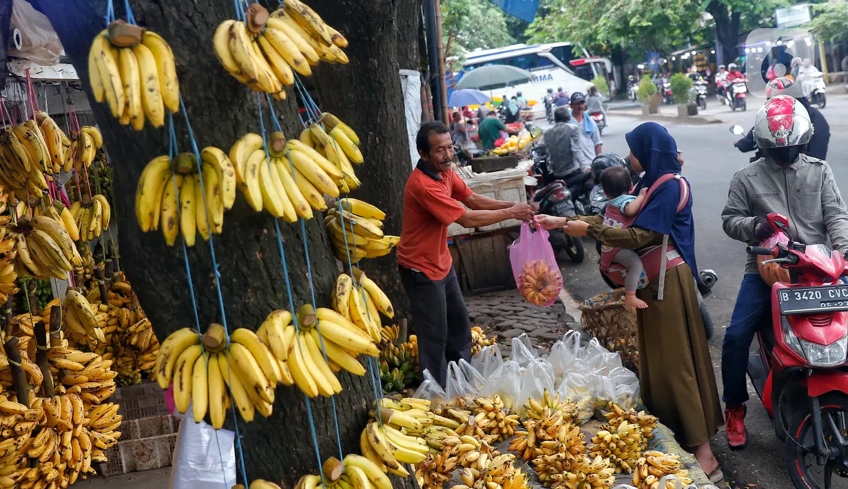 Pembeli memilih buah pisang di Pasar Lembang, Kota Tangerang, Banten, Kamis (30/3/2023). (Liputan6.com/Angga Yuniar)
