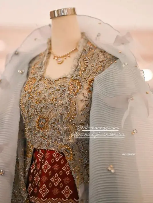 Kebaya berwarna biru muda ini memiliki detail brokat dan payet bunga-bunga emas yang menambah kesan elegan. (Instagram/didietmaulana).