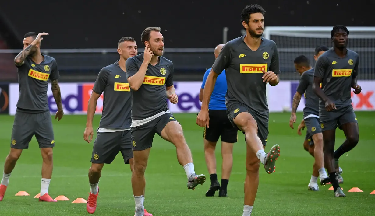 Para pemain Inter Milan melakukan latihan jelang laga Liga Europa di Gelsenkirchen, Jerman, Selasa (4/8/2020). Inter Milan akan berhadapan dengan Getafe. (Photo by Ina Fassbender / various sources / AFP)
