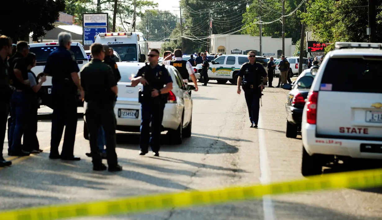 Petugas kepolisian setempat tampak berjaga – jaga disekitaran lokasi penikaman di Louisiana, AS, Rabu (26/8/2015). Peristiwa itu diduga terjadi dari sengketa domestik, dan kemungkinan terkait obat-obatan terlarang. (REUTERS/Leslie Westbrook) 