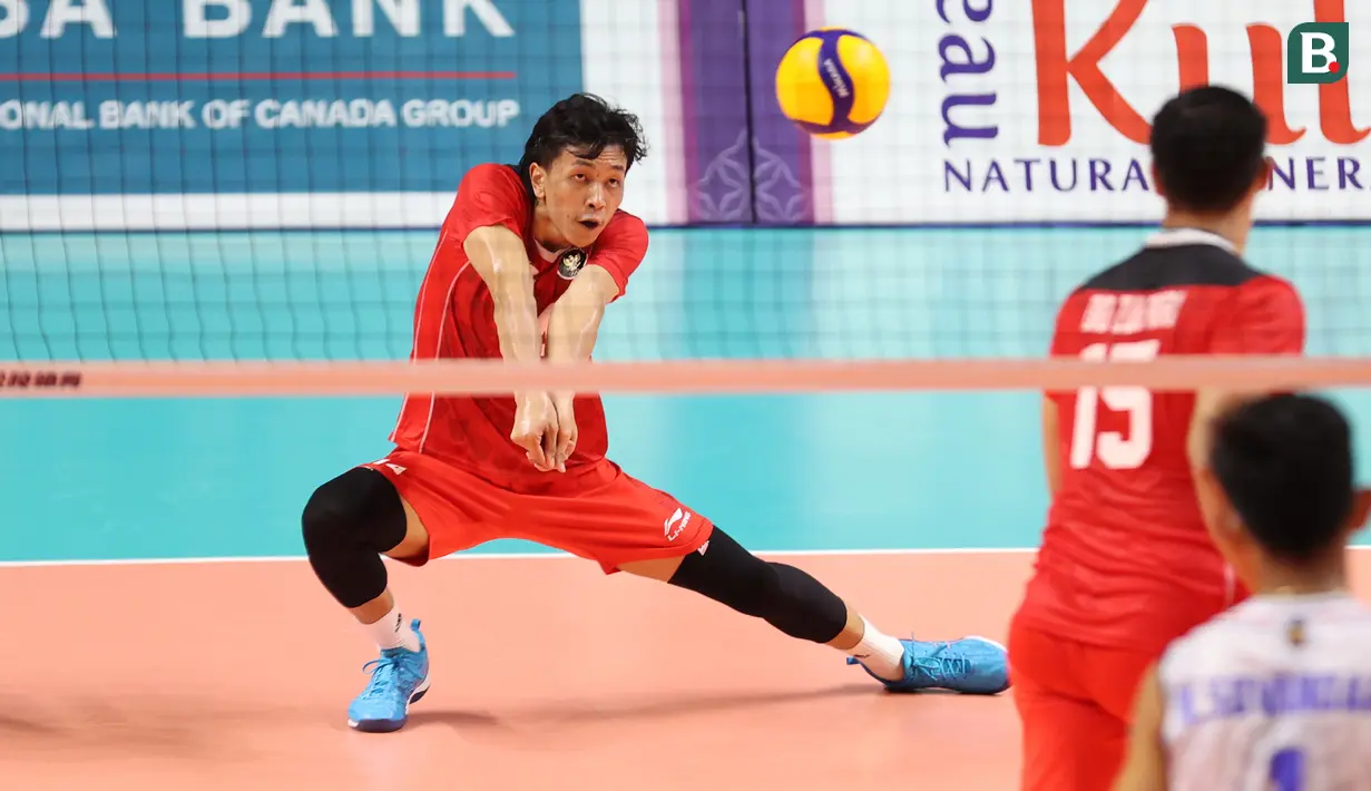 Setelah pelatih Kamboja meminta time-out, serve Farhan Halim masih sulit diterima sempurna para pemain Kamboja. Tanpa melakukan serangan berarti ke area Indonesia, bola pun diterima Farhan Halim untuk diberikan kepada tosser Dio Zulfikri yang akhirnya dituntaskan dengan spike keras Farhan Halim. 6-0 untuk Indonesia. (Bola.com/Abdul Aziz)