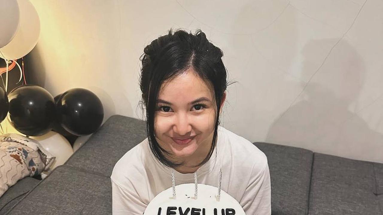 Dinda merayakan ulang tahun yang ke-30. Banyak yang mengatakan bahwa penampilannya masih cocok untuk ulang tahun ke-22.<br>