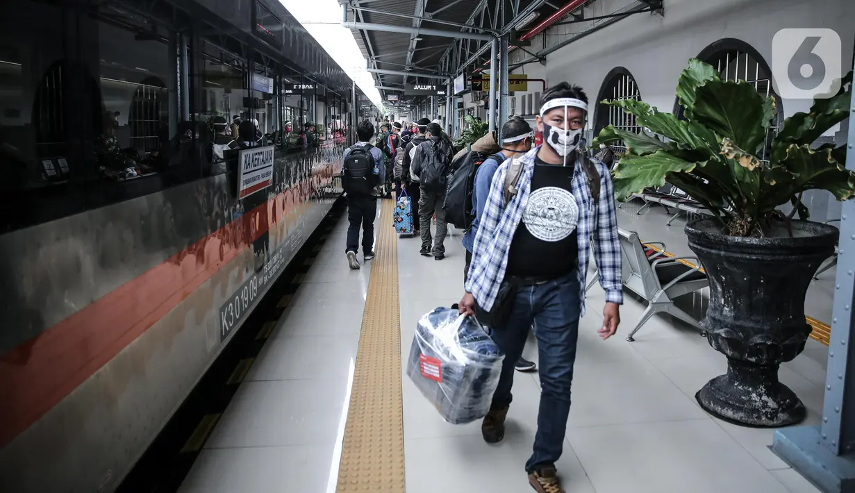 Calon penumpang mengenakan masker dan pelindung wajah di Stasiun Pasar Senen, Jakarta, Jumat (10/7/2020). PT KAI telah mengoperasikan lima perjalanan kereta jarak jauh untuk tujuan Bandung, Cirebon, dan Surabaya mulai Jumat 10 Juli 2020. (Liputan6.com/Faizal Fanani)