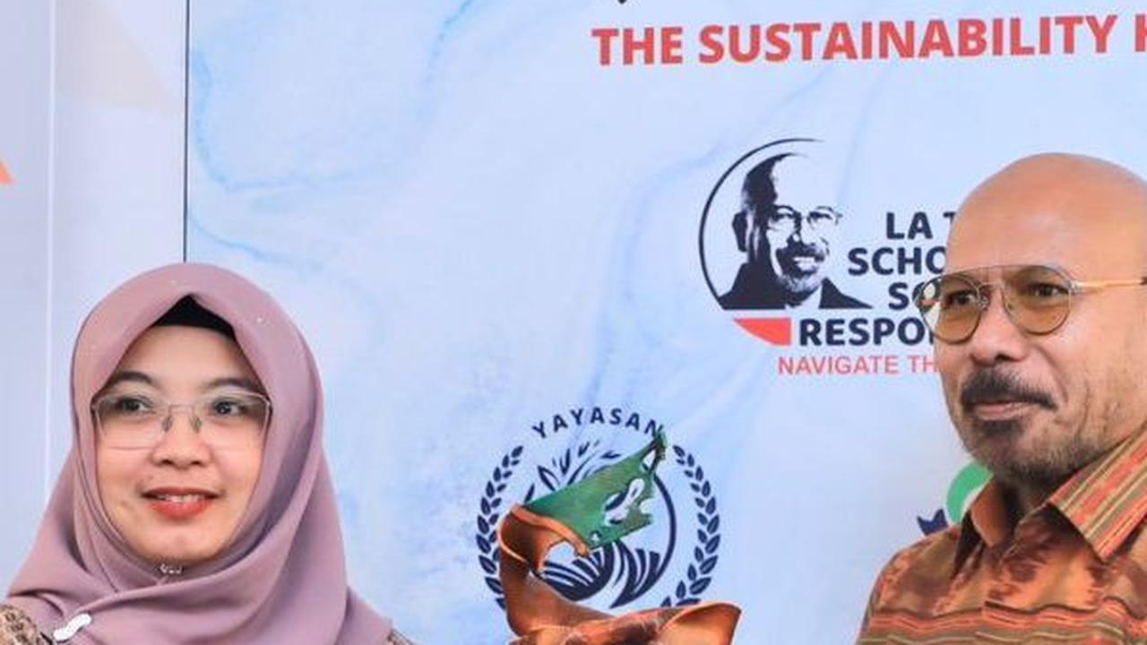 Nicke Widyawati Menjadi Bintang CSR di Indonesia Best Social Responsibility Awards 2023