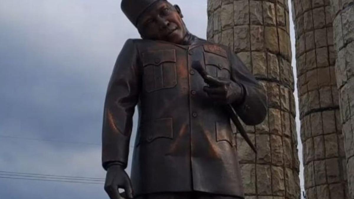 Pemkab Indramayu Perbaiki Kepala Patung Soekarno di Indramayu yang Patah Leher dan Miring