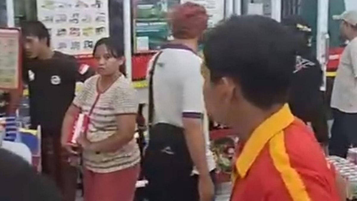 Pria bertopi bikin onar di Alfamart Semarang sambil mengaku kenal orang penting untuk intimidasi karyawan toko — video yang langsung viral. #Alfamart #Semarang