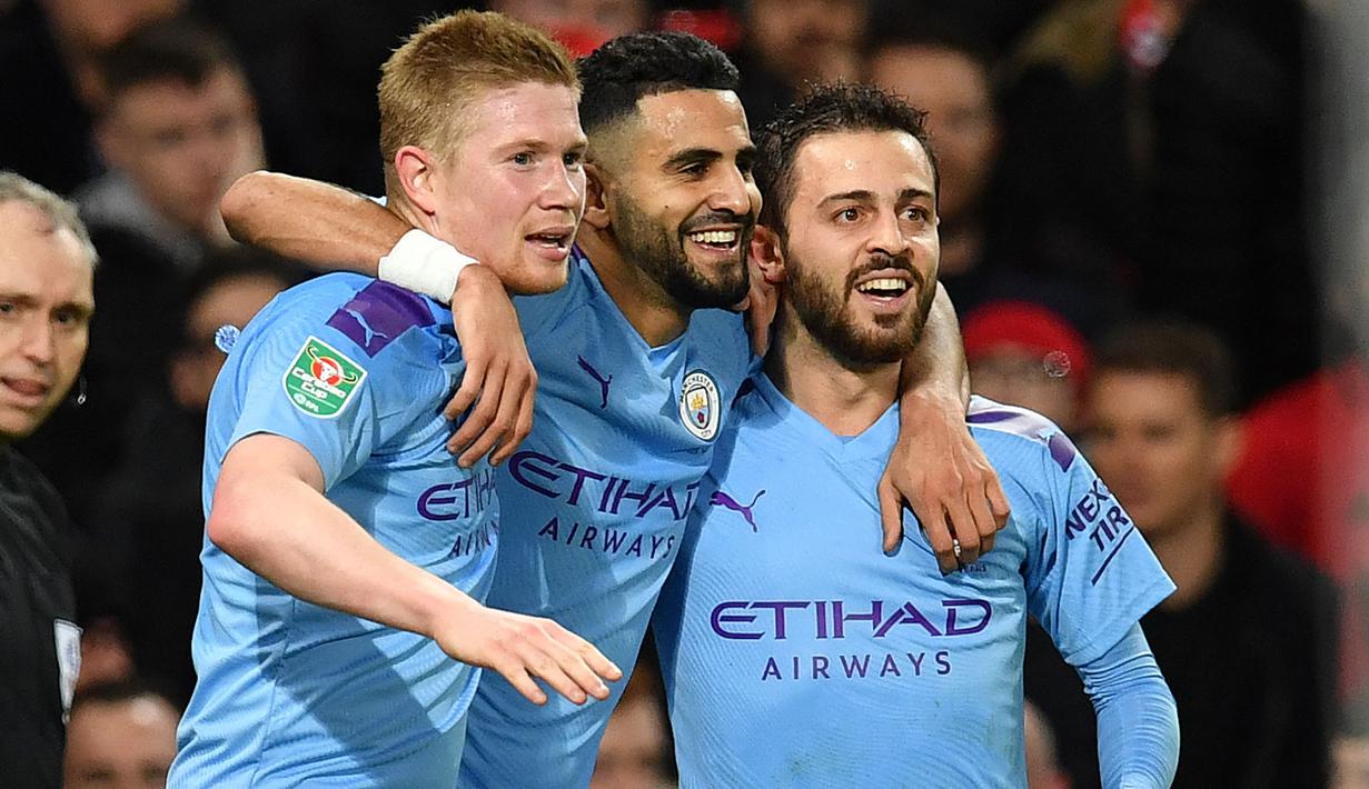 Man City memiliki dua gelandang yang terbaik di dunia, yaitu Bernando Silva (kanan) dan Kevin de Bruyne. Namun, keduanya bernasib beda. De Bruyne lebih banyak mendapat pujian lewat tembakan jarak jauhnya, sedangkan kemampuan umpan cerdik dan tajam Silva seolah hilang dari pandangan. (AFP/Paul Ellis)