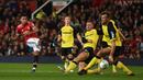 Pemain Manchester United, Jesse Lingard (kiri) menyumbangkan satu gol ke gawang Basel pada babak ketiga Piala Liga Inggris di Old Trafford stadium, Manchester, (12/9/2017).  MU menang 4-1. (AFP/Paul Ellis)