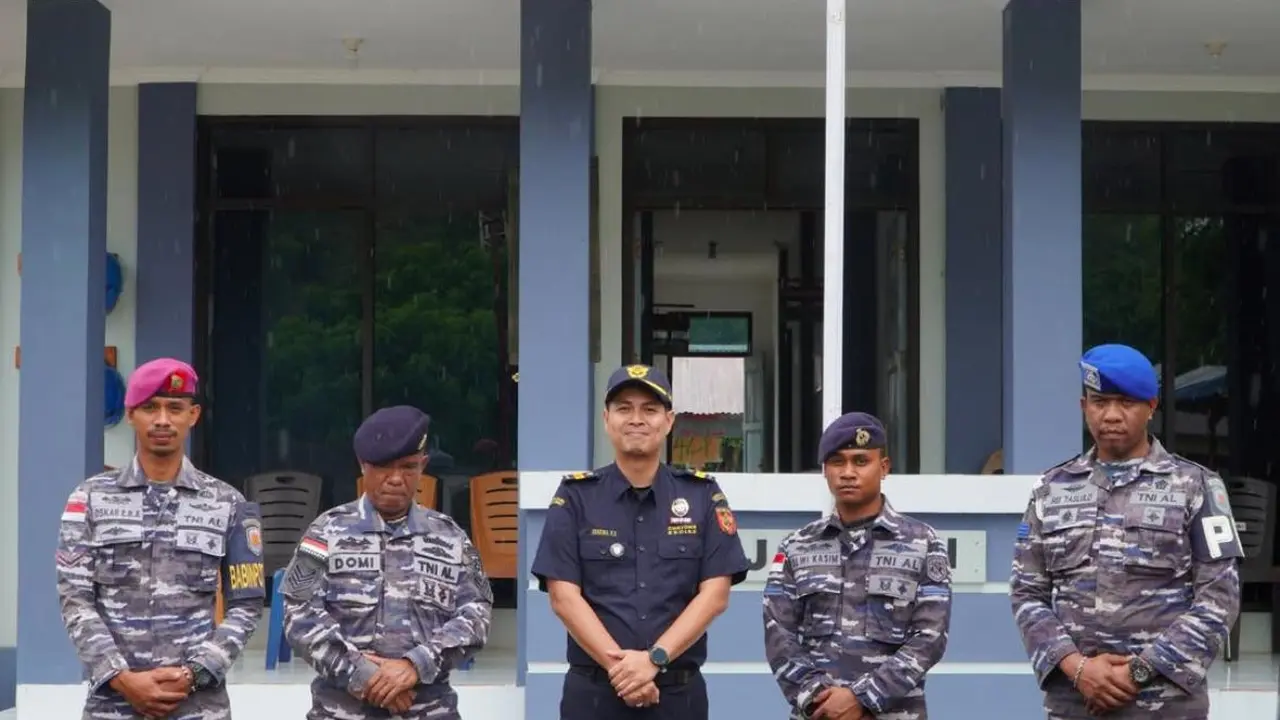 TNI Pos Angkatan Laut Atapupu bersama Bea Cukai Atambua menggagalkan penyelundupan 19 koli ballpressed pakaian bekas di Perairan Atapupu yang berbatasan dengan Republik Demokratik Timor-Leste. (Istimewa)