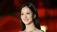 Pesona Princess Jisoo BLACKPINK di Kyoto, Tampil Anggun dalam Gaun Putih dan Kalung Cartier 41,01 Karat