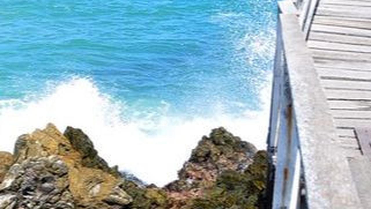 Menyusuri Pantai Lhoknga, Spot Wisata Cocok untuk Surfing di Ujung Pulau Sumatra