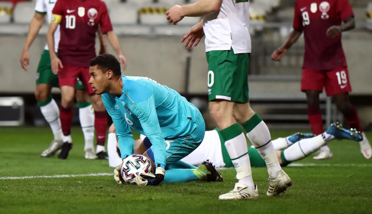 Gavin Bazunu. Kiper Irlandia berusia 20 tahun ini sementara menjadi kiper termahal di bursa transfer musim panas 2022/2023. Ia didatangkan Southampton dari tim U-23 Manchester City dengan nilai transfer 14 juta euro atau setara Rp213 miliar. Bersama tim U-23 Manchester City ia total tampil dalam 14 laga di semua ajang dengan torehan 3 kali clean sheet dan kebobolan 23 gol. (AFP/Peter Kohalmi)