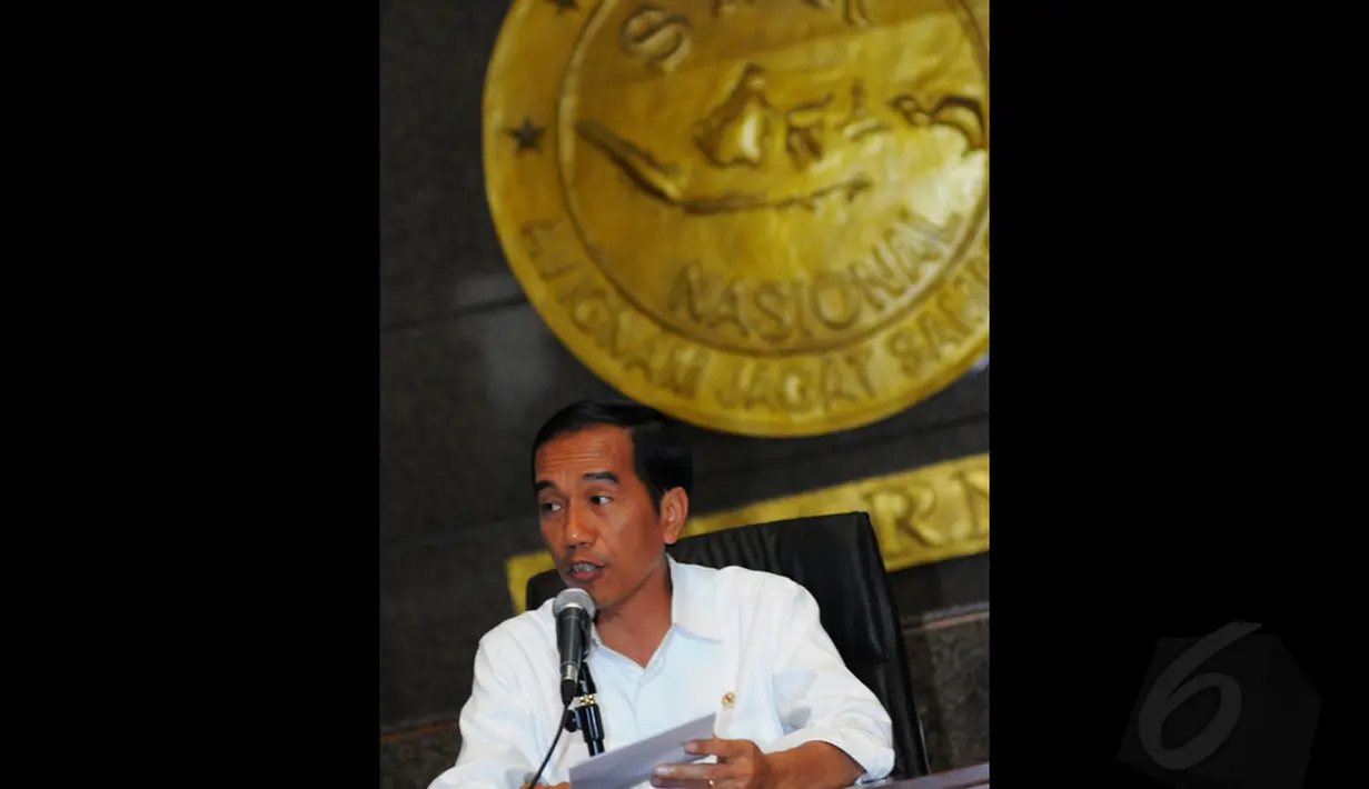 Presiden RI, Joko Widodo memberikan sejumlah keterangan terkait hilang kontaknya pesawat AirAsia QZ8501 di kantor pusat Badan SAR Nasional di Jakarta, Senin (29/12/2014). (Liputan6.com/Faisal R Syam)