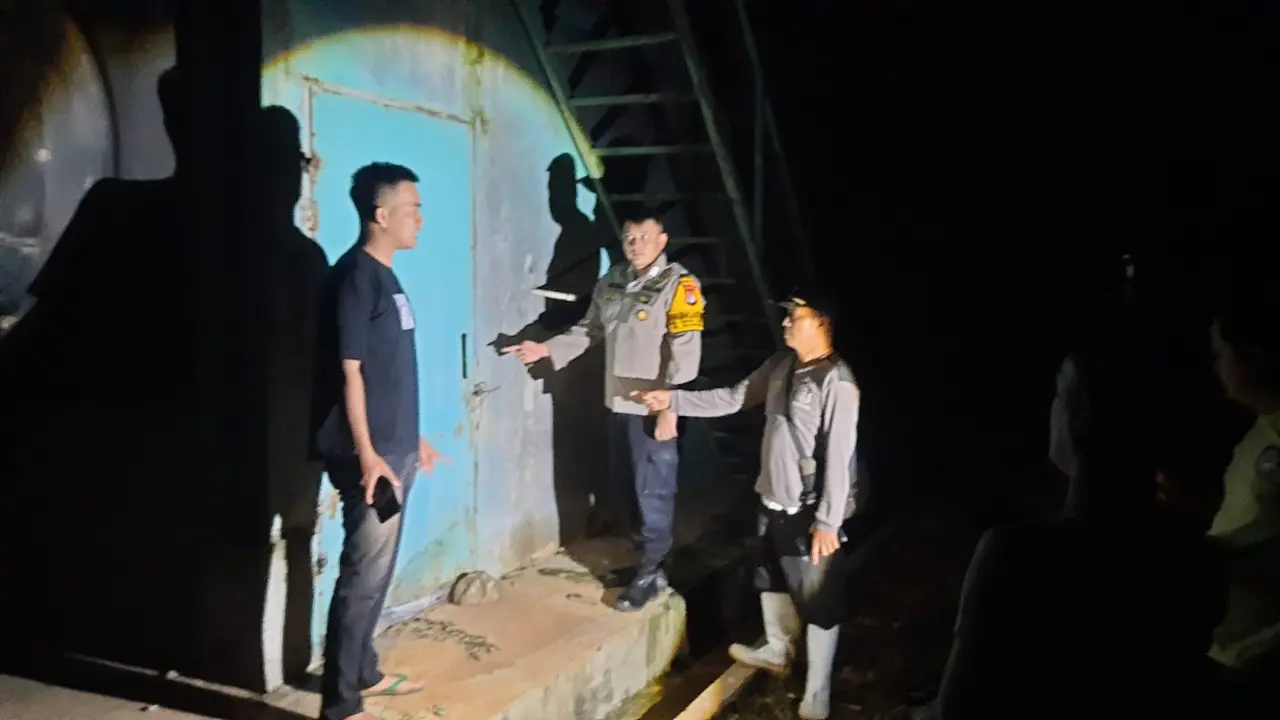 Polisi saat olah TKP pencurian ayam di perusahaan peternakan ayam di Kabupaten Lampung Timur (Istimewa)