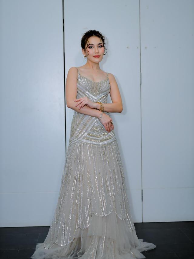 Gelang Emas: Simbol Kesuksesan dan Kebanggaan Keluarga