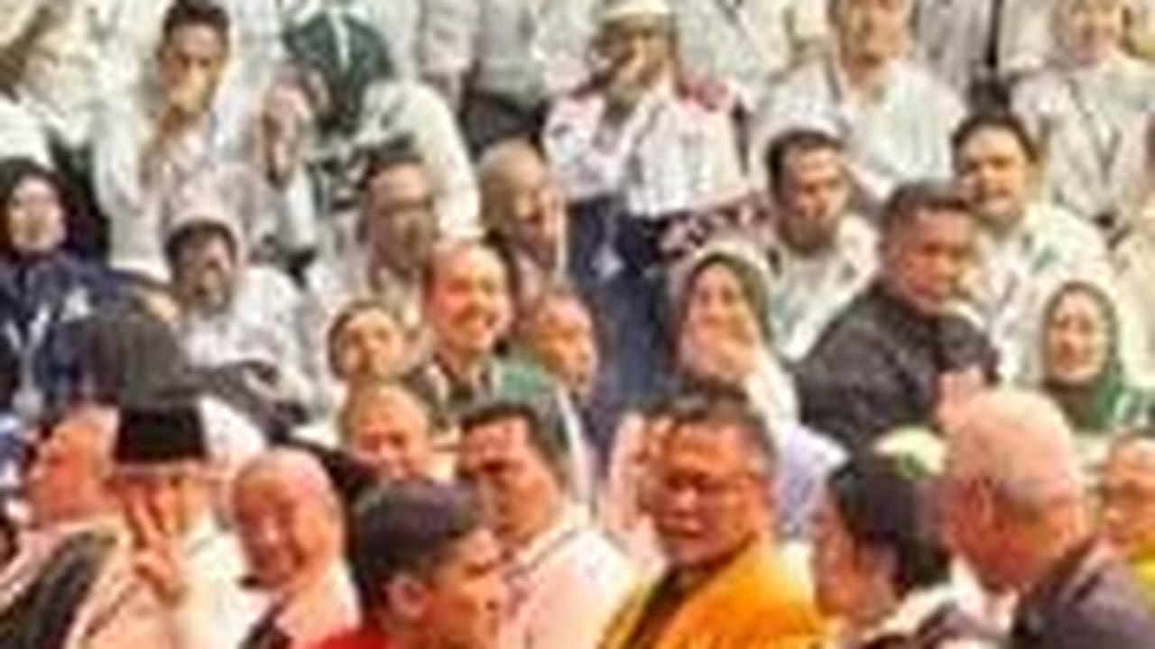 Kaesang Sungkem Cium Tangan Megawati, Gibran Membungkuk Beri Hormat