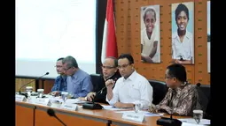 Mendikbud Anies Baswedan didampingi Kabalitbang Kemendikbud Furqon, Dirjen Dikmen,  Ahmad Jazidie, dan Dirjen Dikdas, Hamid Muhammad, Kepala Puspendik Kemendikbud Nizam, serta Bambang anggota BSNP, Jakarta, Jumat (23/1/2015). (Liputan6.com/Panji Diksana)