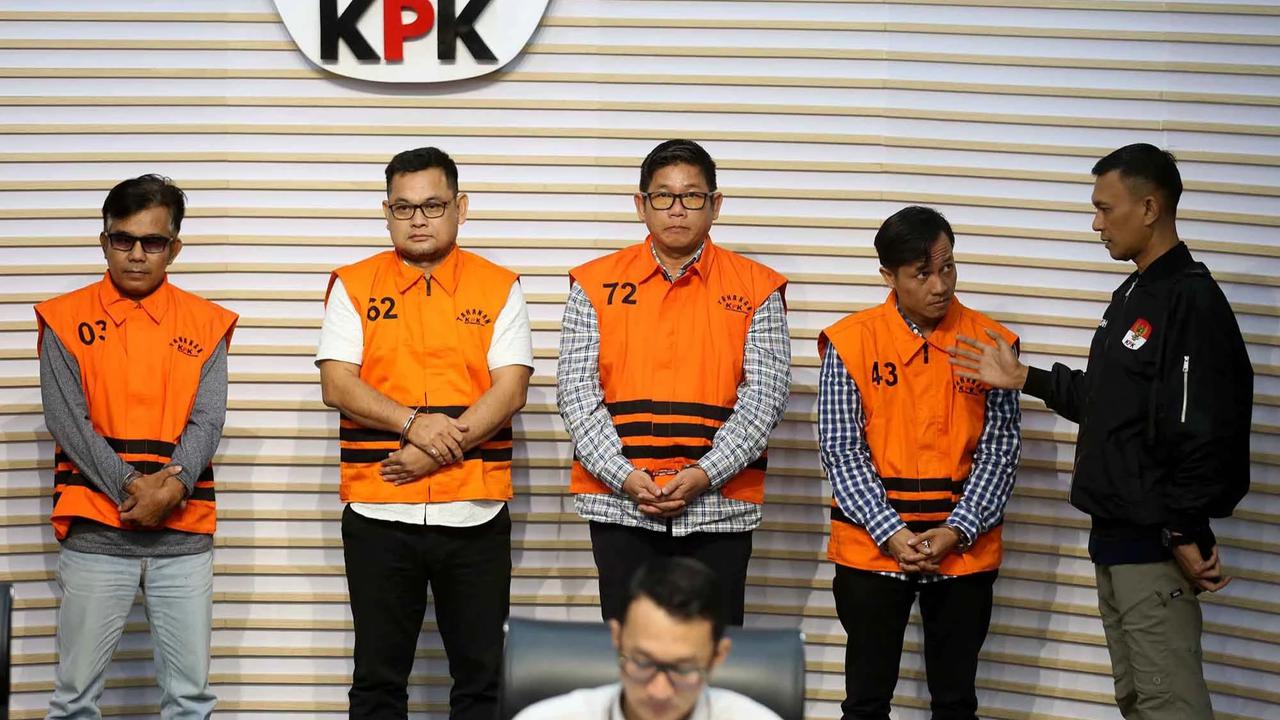 FOTO: KPK Tahan Empat Tersangka Baru dalam Kasus Suap Proyek PUPR OKU