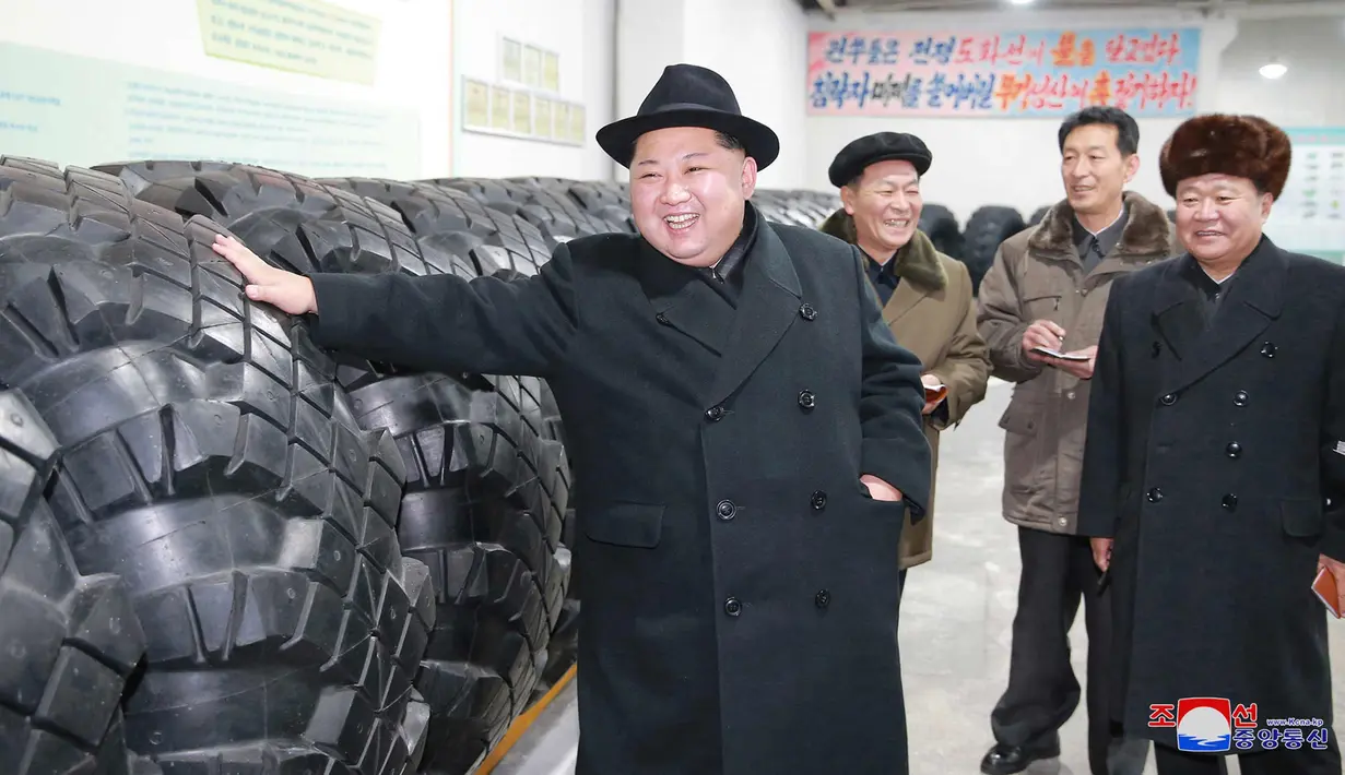 Pemimpin Korut, Kim Jong-un saat mengunjungi pabrik ban di Chagang, Korut (3/12). Dalam kunjungannya, Kim Jong-Un mengucapkan terima kasih kepada produsen ban lokal karena telah memproduksi ban untuk kendaraan pengangkut rudal balistik. (KCNA/via AP)
