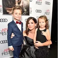 Sandra Bullock bersama kedua anaknya. (dok.Instagram @sandra.bullock.official/https://www.instagram.com/p/Br73Wh7lZwB/Henry