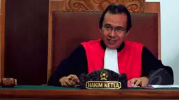 Hakim tunggal Bakhtar Jubri Nasution, memimpin sidang perdana praperadilan Hadi Poernomo terhadap KPK di PN Jakarta Selatan, Senin (30/3/2015).Sidang ditunda akibat tim Biro Hukum KPK tidak menghadiri persidangan. (Liputan6.com/Yoppy Renato)