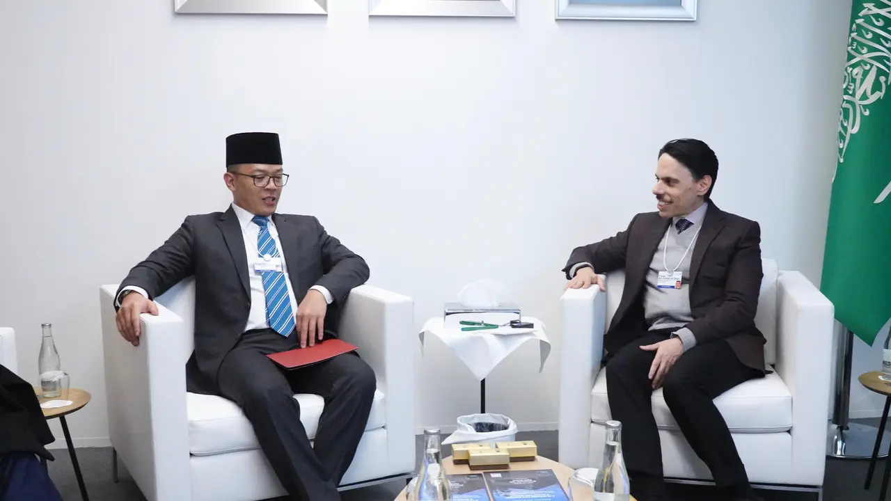 Menlu RI Sugiono (kiri) dan Menlu Arab Saudi Pangeran Faisal Bin Farhan Al Saud. (Dok. Kemlu RI)