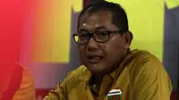 Chief Operating Officer (COO) Bhayangkara FC, Sumardji, saat memperkenalkan pemain baru, Saddil Ramdani, di Mess Bhayangkara, Jakarta, Sabtu (8/2). Saddil menjadi rekrutan terakhir Bhayangkara FC.(Bola.com/Yoppy Renato)