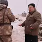 Pemimpin Kim Jong Un mengawasi uji coba rudal tersebut, yang disebut "Pulhwasal-3-31," yang identik dengan rudal jelajah strategis yang menurut Korea Utara pekan lalu sedang dalam pengembangan. (Korean Central News Agency/Korea News Service via AP)